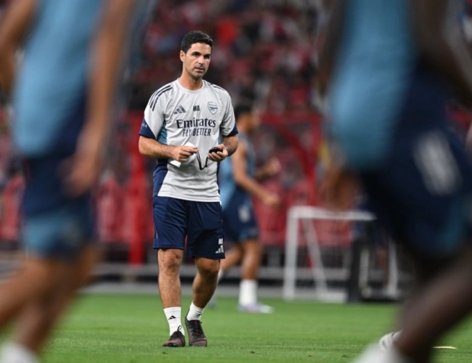 HLV Mikel Arteta trong buổi tập của Arsenal tại Singapore ngày 25/7. Ảnh: Arsenal FC