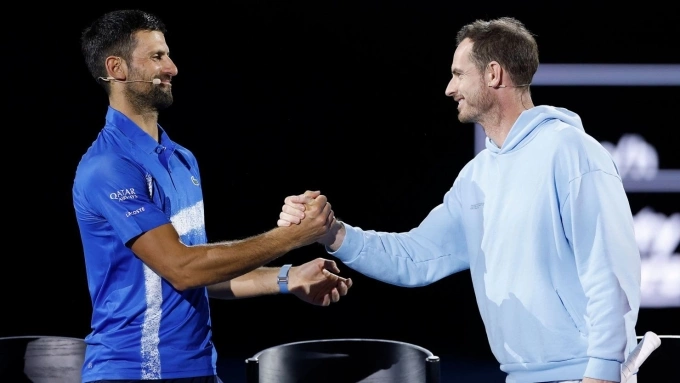 Djokovic (trái) và Murray trong một buổi giao lưu trước thềm Australia Mở rộng 2025, tại sân Rod Laver, Melbourne, Australia. Ảnh: Reuters