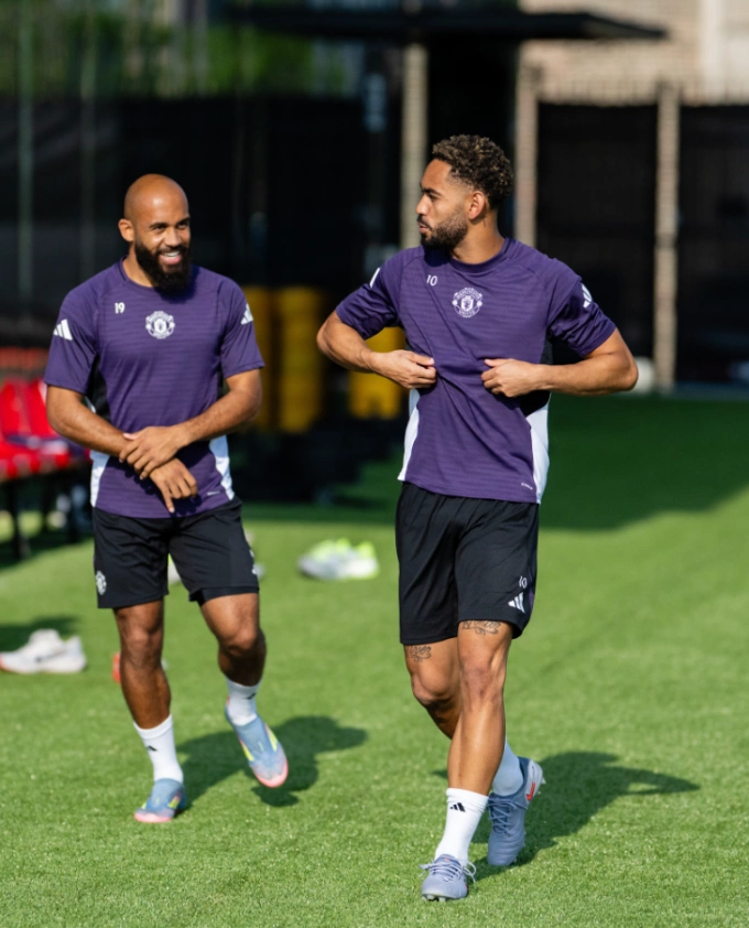 Matheus Cunha (phải) và Bryan Mbeumo ra sân trong buổi tập của Man Utd tại Mỹ ngày 24/7. Ảnh: Man Utd