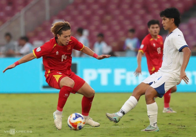 Tiền vệ Viktor Lê (trái) thi đấu trong trận Việt Nam thắng Philippines 2-1 tại bán kết U23 Đông Nam Á 2025, ở sân Gelora Bung Karno, Indonesia, ngày 25/7/2025. Ảnh:Hai Tư