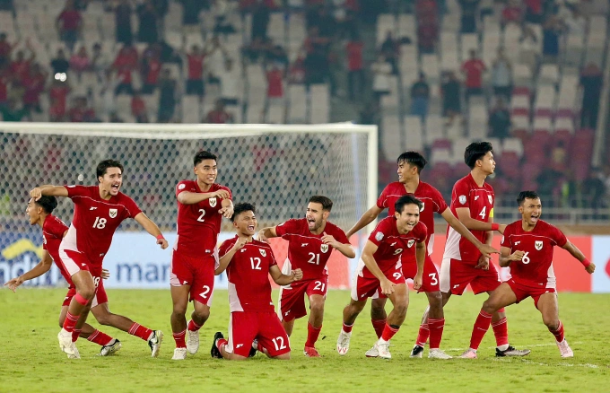 Cầu thủ Indonesia mừng chiến thắng sau loạt sút luân lưu, trên sân Gelora Bung Karno, Jakarta, Indonesia hôm 25/7. Ảnh: Hiếu Lương
