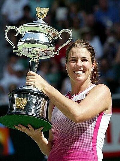 Jennifer Capriati từng giành HC vàng Thế vận hội Barcelona 1992 khi mới 16 tuổi, rồi sau đó thắng 3 danh hiệu Grand Slam tại Pháp Mở rộng năm 2001, Australia Mở rộng 2001 và 2002.