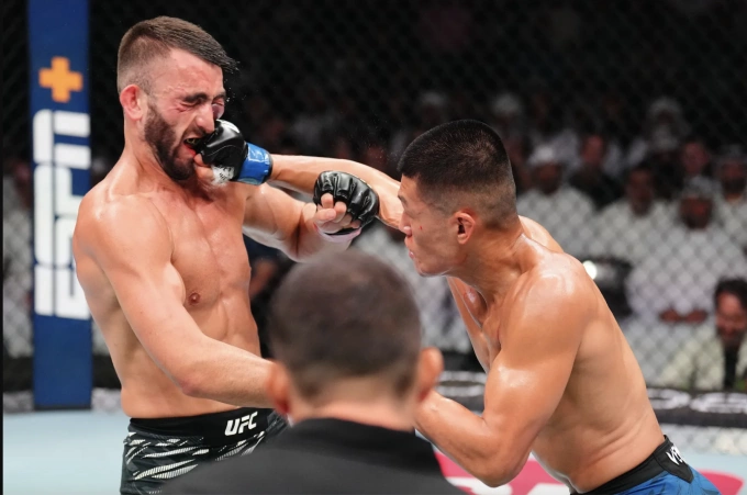 Võ sĩ người Mỹ gốc Việt Steven Nguyen đánh bại võ sĩ UAE Mohammed Yahya bằng knock-out kỹ thuật tại sự kiện UFC Fight Night ở UAE tối 26/7/2025. Ảnh: LLC