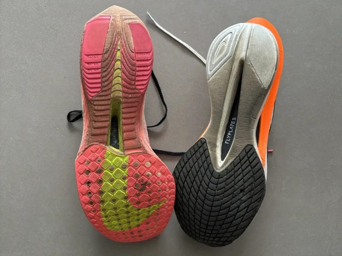 So với Vaporfly 3 (trái), phiên bản thứ tư (phải) có lớp đế cao su dày dặn hơn hẳn. Ảnh: Running Week