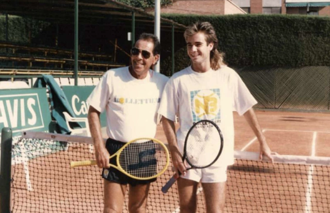 Ông Mike và cậu con trai út Andre - người sau này giành 8 Grand Slam, một chức vô địch ATP Finals, một HC vàng Olympic 1996, và từng có thời gian dài đứng đầu bảng thứ tự các tay vợt nam (ATP Ranking).