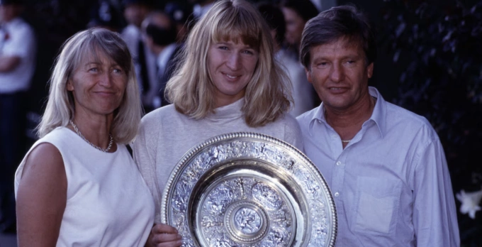 Steffi (giữa) ăn mừng cùng mẹ Heidi và bố Peter Graf sau khi vô địch Wimbledon năm 1991. Ảnh: AFP
