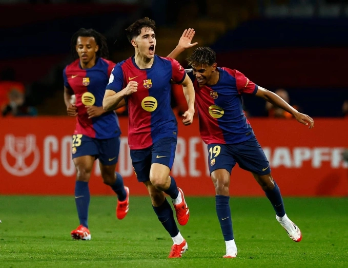 Cubarsi (giữa) mừng bàn trong trận lượt đi bán kết Cup Nhà vua 2024-2025, Barca 4-4 Atletico Madrid. Ảnh: Reuters