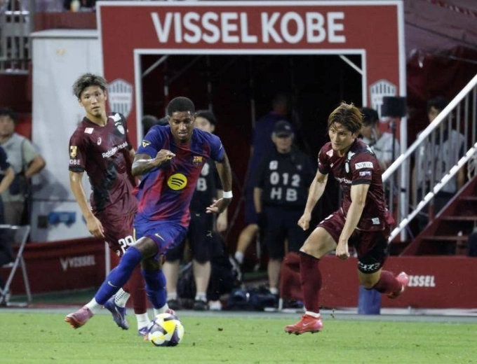 Rashford đi bóng trong trận giao hữu Vissel Kobe 1-3 Barca chiều 27/7. Ảnh: MD