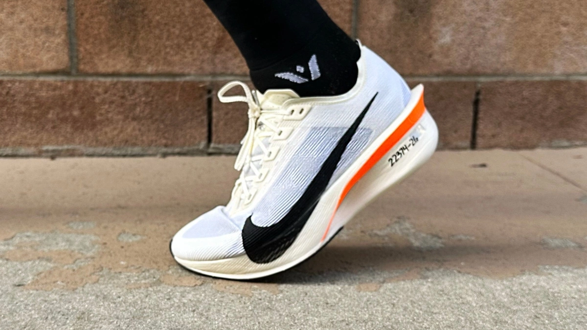 Siêu giày đua mới của Nike ưu việt thế nào so với thế hệ tiền nhiệm