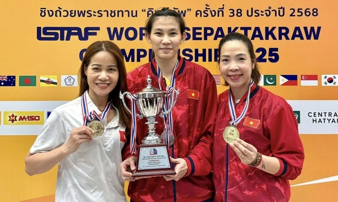 HLV Trần Thị Vui, chủ công Trần Thị Ngọc Yến và HLV phó Hoàng Thị Thái Xuân (từ trái sang) cùng danh hiệu vô địch thế giới 2025 với đội cầu mây 4 nữ Việt Nam tại trung tâm thương mại Central Hatyai, tỉnh Songkhla, Thái Lan chiều 27/7/2025. Ảnh: FBNV