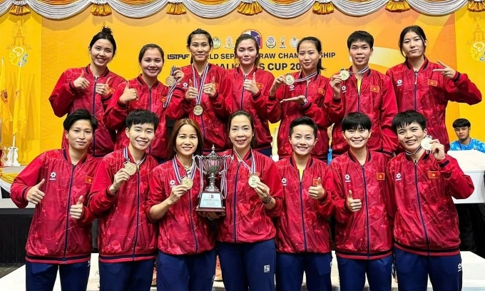 Đội cầu mây nữ Việt Nam mừng chức vô địch thế giới 4 nữ, ở trung tâm thương mại Central Hatyai, tỉnh Songkhla, Thái Lan ngày 27/7/2025. Ảnh: Tue Tran