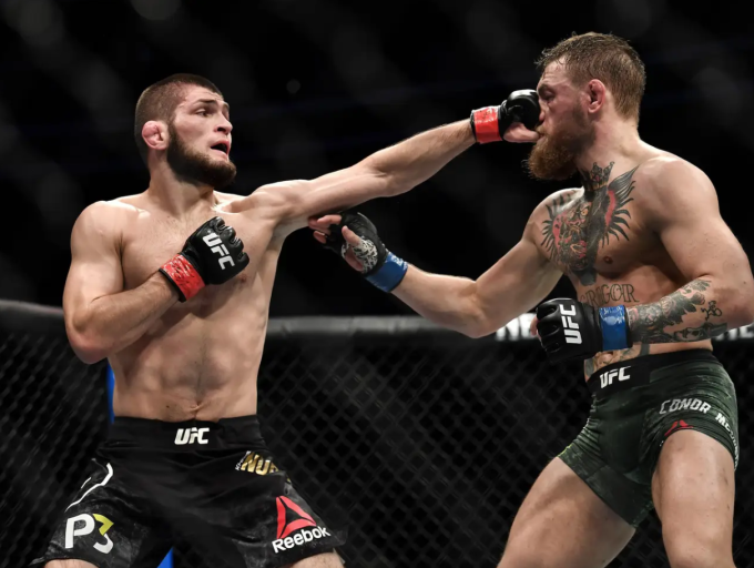 Khabib (trái) tung đòn trong trận thắng Conor McGregor tại sự kiện UFC 229 hồi tháng 10/2018. Ảnh: Zuffa LLC