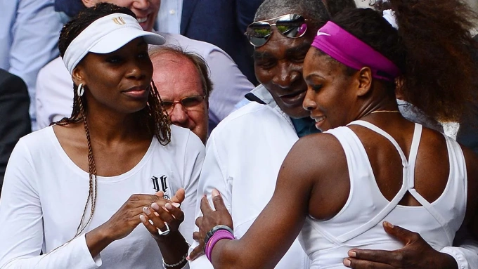 Chị em nhà Venus (trái) và Serena (phải) cùng bố Richard Williams. Ảnh: AFP