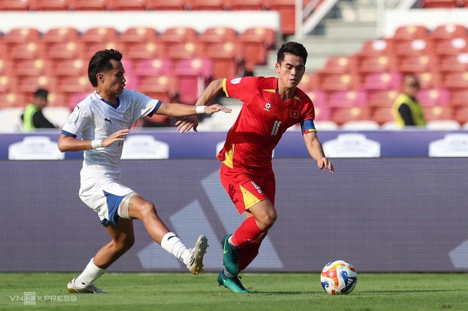 Đội trưởng Khuất Văn Khang (11) trong trận bán kết thắng Philippines 2-1. Ảnh: Anh Khoa