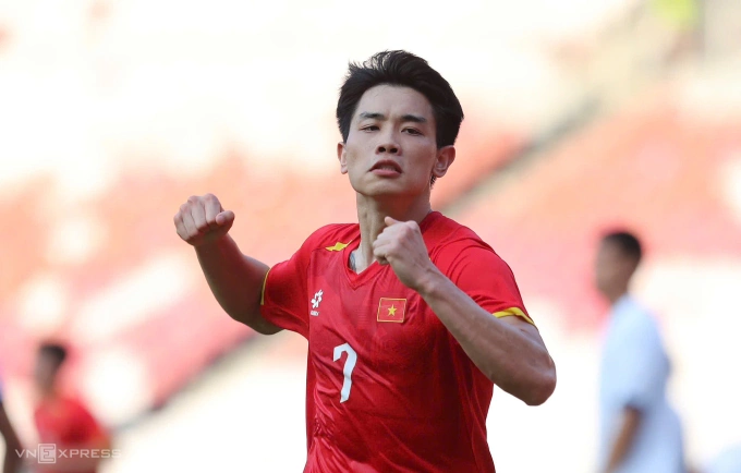 Tiền đạo Nguyễn Đình Bắc mừng bàn thắng gỡ hoà 1-1 cho Việt Nam ở bán kết với Philippines. Ảnh: Anh Khoa