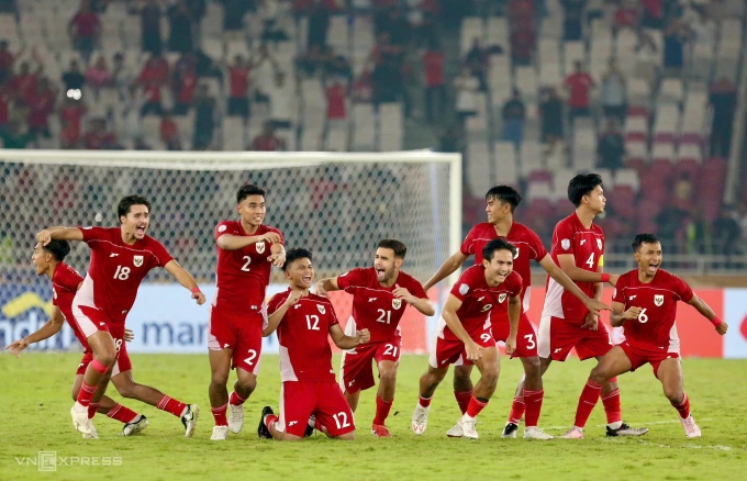 Indonesia ăn mừng sau khi thắng Thái Lan 7-6 ở loạt luân lưu bán kết U23 Đông Nam Á 2025, tại sân Gelora Bung Karno, Indonesia ngày 25/7/2025. Ảnh: Hai Tư