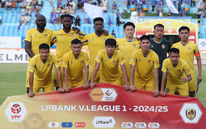 CLB Quảng Nam được cứu phút cuối và vẫn dự V-League 2025-2026 nhưng lực lượng của họ đa số đã rời đội bóng tìm bến đỗ mới. Ảnh: Lê Phi Hải