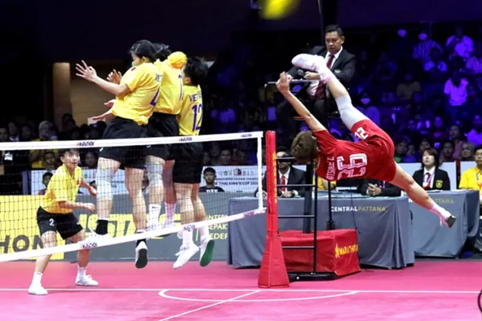 Một tình huống nữ Việt Nam làm rào chắn cầu trong trận chung kết thắng Thái Lan. Ảnh: Siamsport