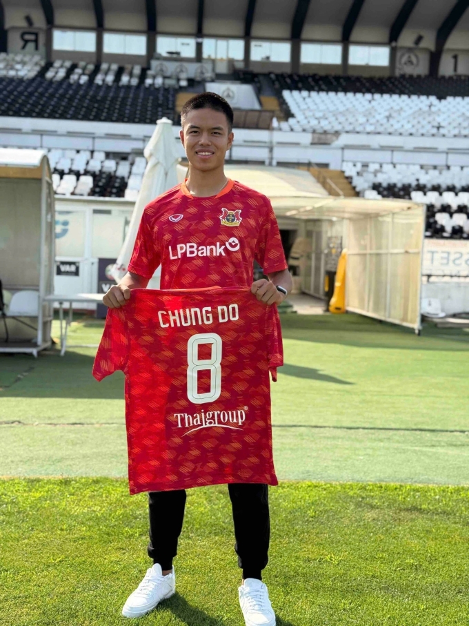 Tiền vệ Việt kiều Đỗ Nguyễn Thành Chung (Chung Do) cùng số áo chính thức tại Ninh Bình FC, tại sân Aleksandar Shalamanov, Bulgaria của CLB Slavia Sofia ngày 27/7. Ảnh: Ninh Bình FC