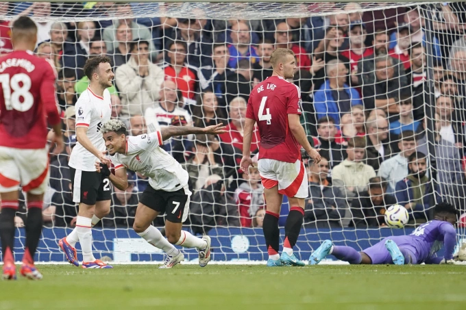 Diaz (số 7) mừng sau khi ghi bàn trong trận Liverpool hạ Man Utd 3-0 ở vòng ba Ngoại hạng Anh trên sân Old Trafford ngày 1/9/2024. Ảnh: AP