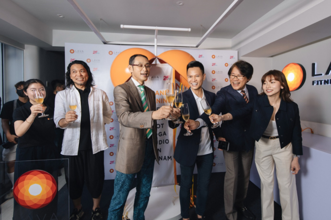 Ông Takahiko Sumi, Chủ tịch Lava International (thứ ba từ trái) và ông Hưng Hoàng ( thứ ba từ phải) cùng ban lãnh đạo hai bên doanh nghiệp mừng khai trương. Ảnh: 25Fit