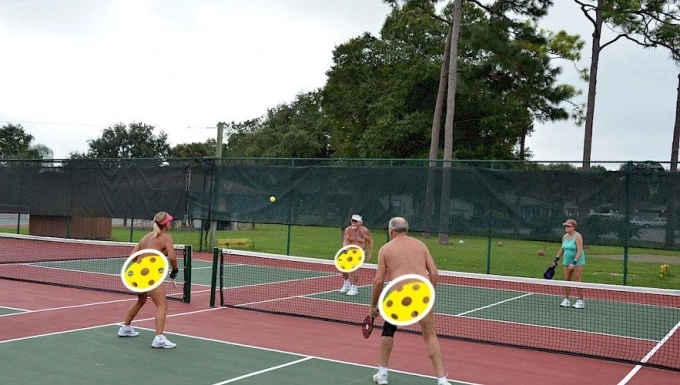 Một trận đấu pickleball khỏa thân ở Cypress Cove Nudist Resort tại Kissimmee, Florida, Mỹ. Ảnh: PH
