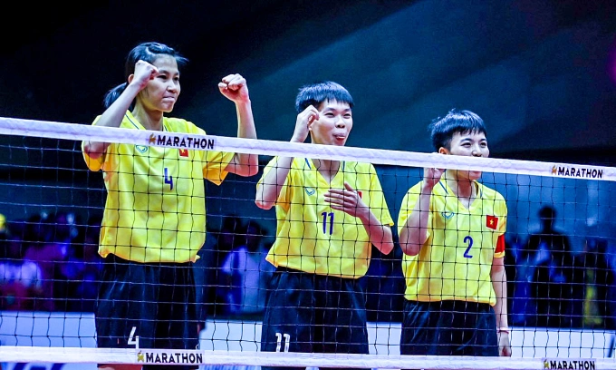Trần Thị Ngọc Yến, Nguyễn Thị Yến và Nguyễn Thị My (từ trái sang) ăn mừng sau khi ghi điểm trong trận thắng Thái Lan ở chung kết cầu mây thế giới, nội dung 4 nữ, tại trung tâm thương mại Central Hatyai, tỉnh Songkhla, Thái Lan ngày 27/7/2025. Ảnh: Sanamtakraw