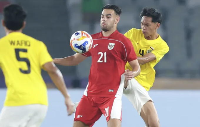 Jens Raven ghi sáu bàn trong chiến thắng 8-0 của Indoensia trước Brunei ở vòng bảng. Ảnh: Bola