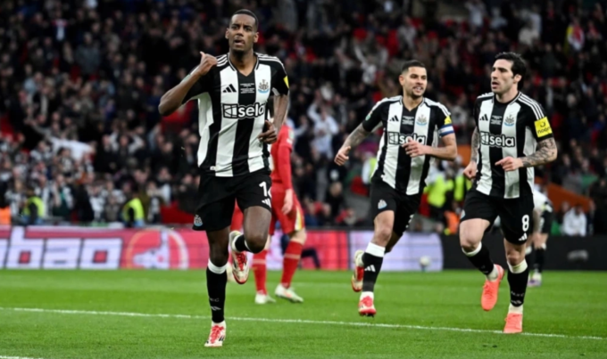 Alexander Isak mừng bàn trong trận Newcastle thắng Liverpool 2-1 ở chung kết Cup Liên đoàn ngày 16/3/2025. Ảnh: Reuters
