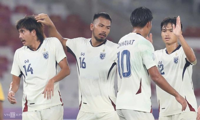 Phanthamit (trái) không quá mừng sau khi ghi bàn mở tỷ số cho Thái Lan trước Philippines ở trận tranh giải ba U23 Đông Nam Á trên sân Bung Karno, thành phố Jakarta, Indonesia tối 28/7/2025. Ảnh: Hai Tư