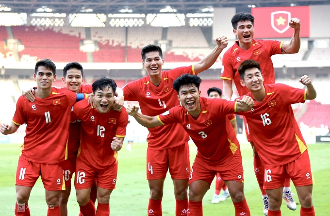 Cầu thủ Việt Nam mừng bàn thắng ấn định tỷ số 2-1 trong bán kết với Philippines chiều 25/7. Ảnh: Anh Khoa