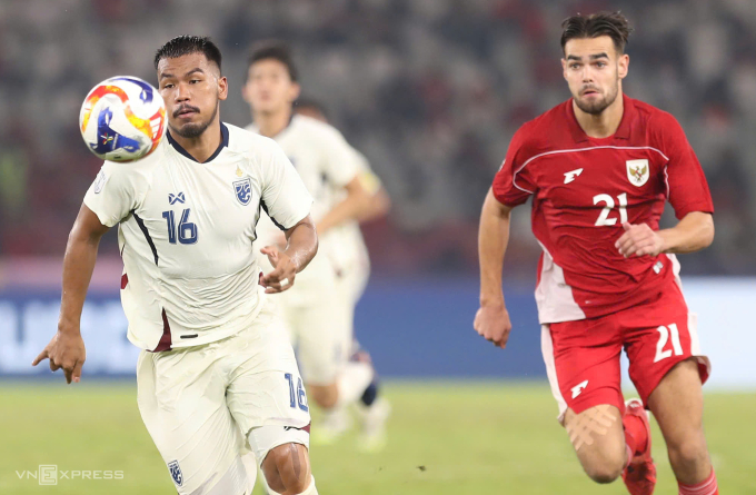 Cầu thủ Thái Lan (áo trắng) trong trận thua Indonesia 6-7 ở bán kết U23 Đông Nam Á, tối 25/7/2025. Ảnh: Anh Khoa