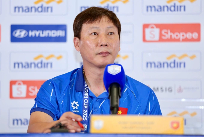 HLV Kim Sang-sik tham dự họp báo trước chung kết U23 Đông Nam Á 2025 ở sân Gelora Bung Karno, Indonesia ngày 28/7/2025. Ảnh: Hai Tư