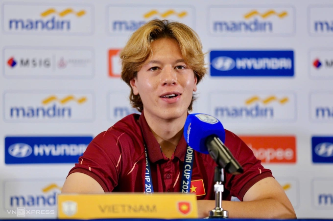 Tiền vệ U23 Việt Nam Viktor Lê tham dự họp báo trước chung kết U23 Đông Nam Á 2025. Ảnh: Hai Tư