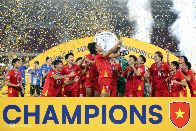 Cầu thủ Việt Nam trong khoảnh khắc nâng cup vô địch U23 Đông Nam Á 2025 trên sân Gelora Bung Karno, Jakarta, Indonesia tối 29/9. Ảnh: Hai Tư