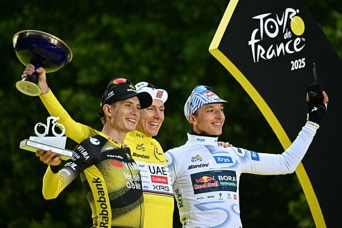 Pogacar (giữa) mừng chiến thắng chung cuộc ở Tour de France 2025 cùng á quân Jonas Vingegaard (trái) và Florian Lipowitz tại Paris, Pháp tuần qua. Ảnh: Reuters