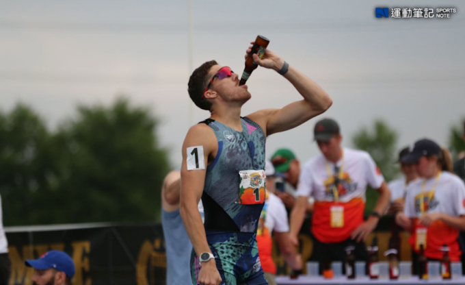 Corey Bellemore uống bia tại giải Beer Mile World Classic 2025 ở Lisbon, Bồ Đào Nha ngày 27/7. Ảnh: Sports Notes HK