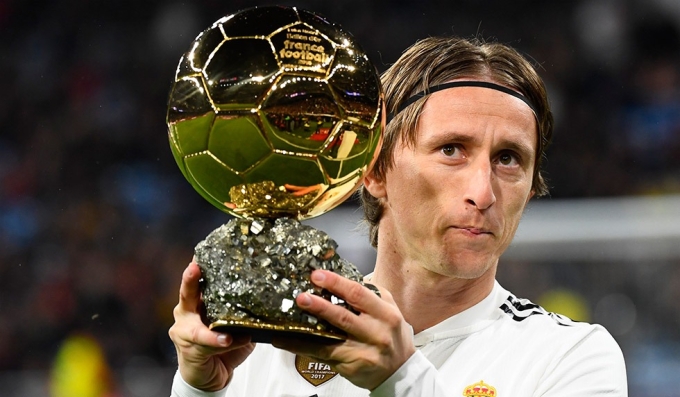 Modric nâng Quả Bóng Vàng 2018 tại sân Bernabeu. Ảnh: AFP