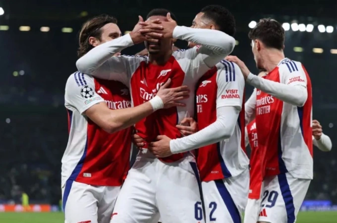 Trung vệ Gabriel Magalhaes lấy tay che mặt, mừng bàn thứ ba của Arsenal trong trận thắng Sporting 5-1 trên sân Jose Alvalade, Lisbon, Bồ Đào Nha ngày 26/11/2024. Ảnh: AFP