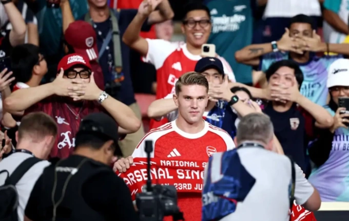 Nhiều CĐV tại Singapore bắt chước màn ăn mừng bàn thắng theo kiểu mặt nạ của Viktor Gyokeres. Ảnh: Tribuna