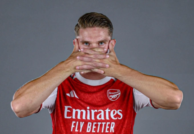 Viktor Gyokeres tái hiện màn ăn mừng quen thuộc khi ra mắt Arsenal ngày 26/7. Ảnh: Arsenal FC