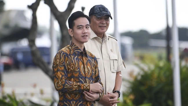 Phó tổng thống Indonesia, Gibran Rakabuming Raka (trái). Ảnh: CNNIndonesia