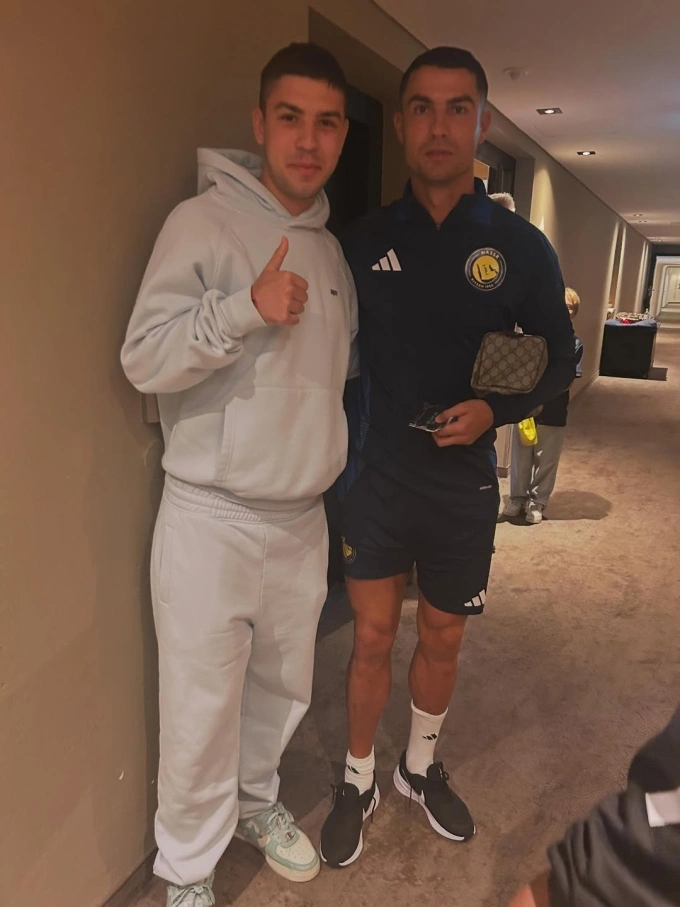 Một CĐV chụp ảnh cùng Cristiano Ronaldo bên trong khách sạn Gut Brandlhof.