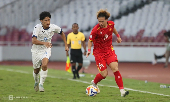 Tiền vệ Viktor Lê (phải) trong trận bán kết U23 Đông Nam Á gặp Philippines trên sân Bung Karno, thành phố Jakarta, Indonesia chiều 25/7/2025. Ảnh: Hai Tư