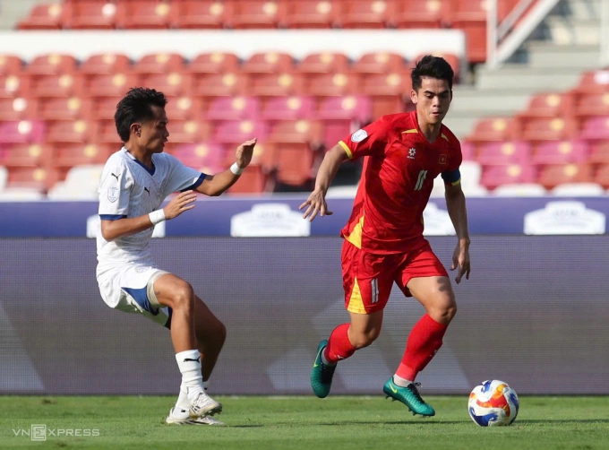 Khuất Văn Khang (áo đỏ) đi bóng trong trận Việt Nam thắng Philippines 2-1 ở bán kết U23 Đông Nam Á 2025, trên sân Gelora Bung Karno, Indonesia ngày 25/7/2025. Ảnh:Hai Tư