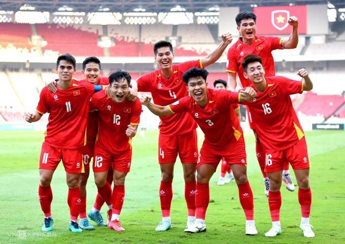 Tiền đạo Việt Nam Nguyễn Xuân Bắc (số 12) ăn mừng cùng đồng đội khi ghi bàn ấn định tỷ số 2-1 trong trận thắng Philippines ở bán kết U23 Đông Nam Á 2025, trên sân Gelora Bung Karno, Indonesia ngày 25/7/2025. Ảnh: Hai Tư