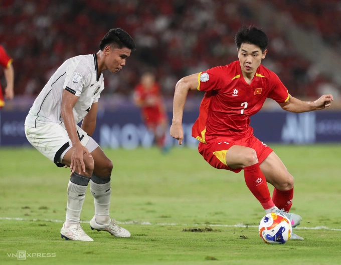 Nguyễn Đình Bắc (áo đỏ) thi đấu trong trận Việt Nam thắng Indonesia 1-0 ở chung kết U23 Đông Nam Á 2025, trên sân Gelora Bung Karno, Indonesia, ngày 29/7/2025. Ảnh: Hai Tư