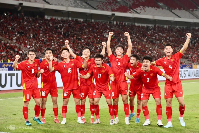 Cầu thủ Việt Nam mừng bàn mở tỷ số, ở trận chung kết U23 Đông Nam Á, trên sân Gelora Bung Karno, Jakarta, Indonesia hôm 29/7. Ảnh: Hiếu Lương