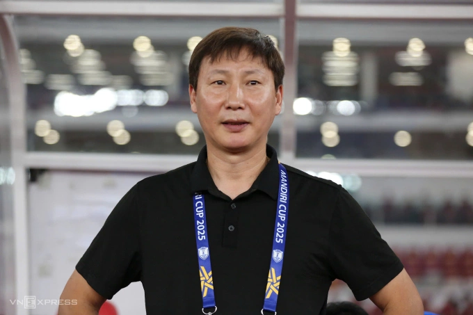 HLV Kim Sang-sik trong trận Việt Nam thắng Indonesia 1-0 ở chung kết U23 Đông Nam Á 2025, trên sân Gelora Bung Karno, Indonesia, ngày 29/7/2025. Ảnh: Hai Tư