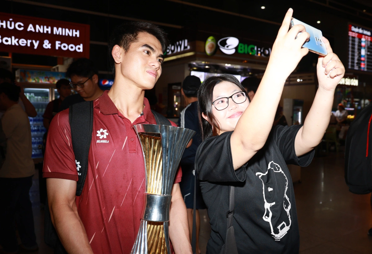 Thầy trò HLV Kim Sang-sik khoe Cup vô địch U23 Đông Nam Á